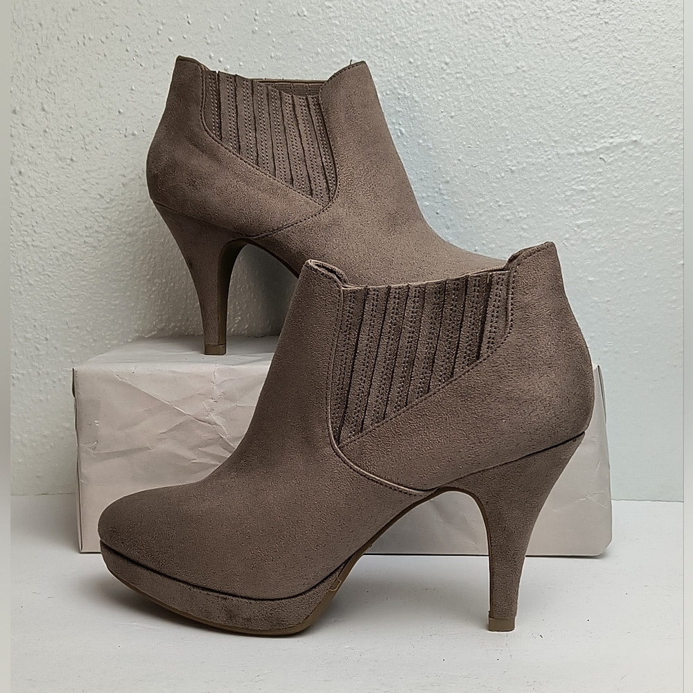 Dexflex Comfort 7.5M Taupe Ankle Booties Shoes Almond Toe Heel